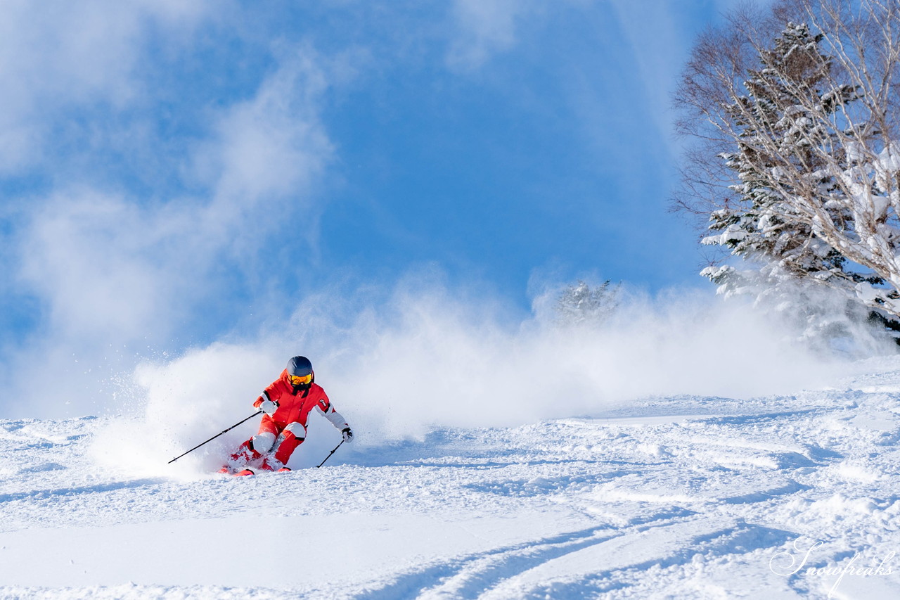 朝里川温泉スキー場　祝・積雪200cm到達。ふわふわのパウダースノーが降り積もったゲレンデを舞台に、女性スキーヤーチーム『TeamKP』成澤栞さんと秋山穂香さんが美しい滑りを披露！